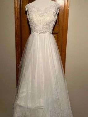 David's Bridal Ivory Lace Appliqué Wedding Gown